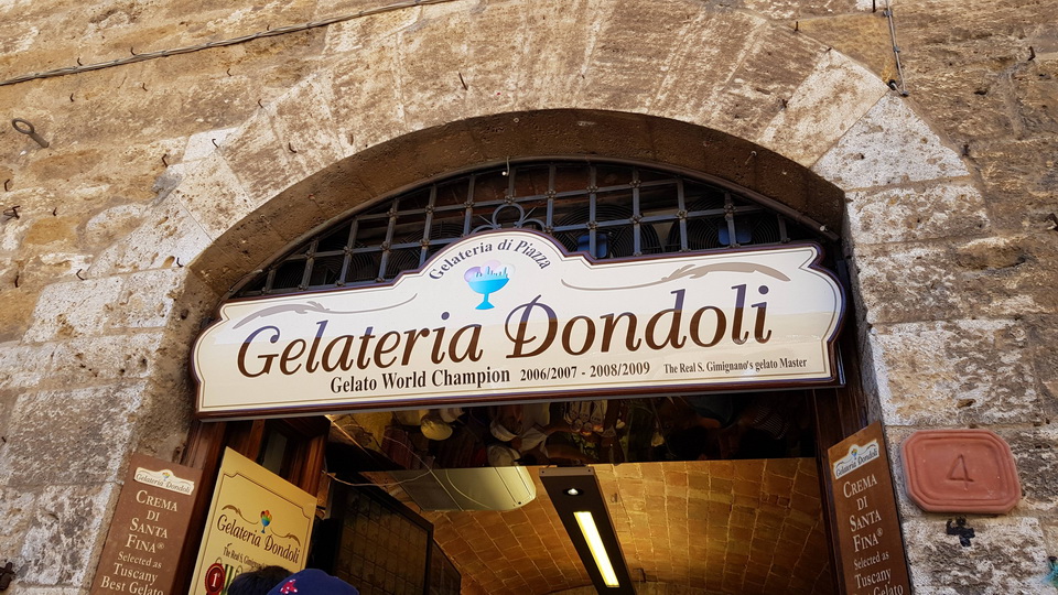  "Dondoli"  ณ จตุรัส Piazza Della Cisterna Beaconboy Travel