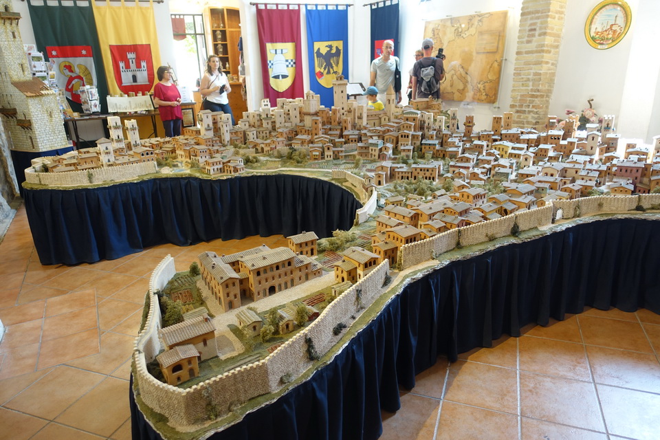 เมืองซาน จิมิกนาโน จำลอง ณ San Gimignano 1300 Beaconboy Travel
